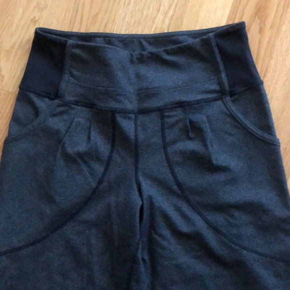 Wide-leg high rise Lululemon pant. - Picture 3 of 3